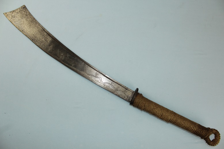 Vietnamese Sword 19th cent Dadao Two handed fighting sword Engraved blade www.swordsantiqueweapons.com