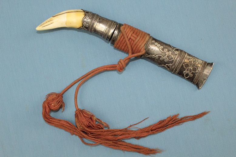 A very rare knife Tiger Tooth hilt Silver dress Thai Shan regions Powerful protection amulet www.swordsantiqueweapons.com