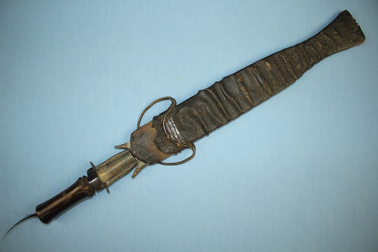 A good rare Fang knife Central Africa Fine engraving & wrap www.swordsantiqueweapons.com