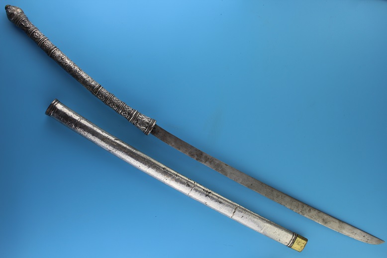 A large and rare Thai sword Dah Dha Daahd darb dharb Silver sabre poignard epee poignee repousse status sword A very rare size and length antique www.swordsantiqueweapons.com