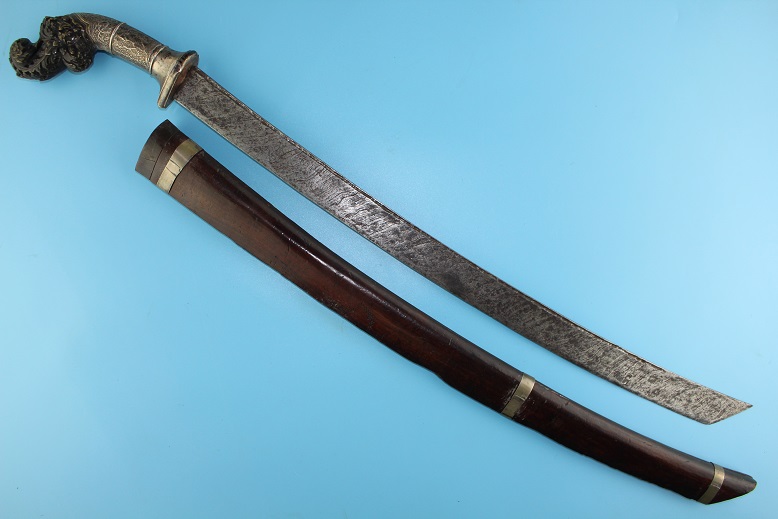 A fine Sumatran antique sword Klewang Pedang Palembang Jambi regions A fine pamor blade Silver and carved horn hilt www.swordsantiqueweapons.com