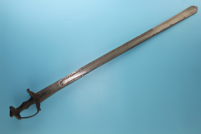 An old antique Indian Khanda Tulwar Shamshir sabre sword Rare transitional hilt type A large fighting cavalry sword www.swordsantiqueweapons.com