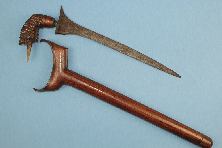A rare Tajong Keris Southern Thailand Non tradtional blade www.swordsantiqueweapons.com