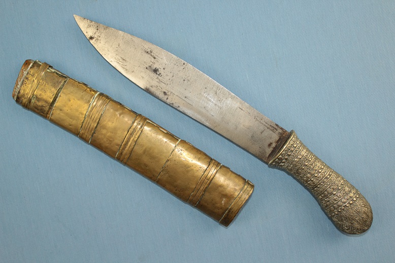 A very rare Knife type Burma, Thailand, Laos Golden triangle Heavy and very sharp www.swordsantiqueweapons.com
