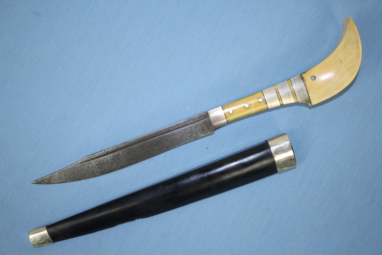 Masdhayi Fiyohi An exceptional example High end status knife 19th century Maldives www.swordsantiqueweapons.com