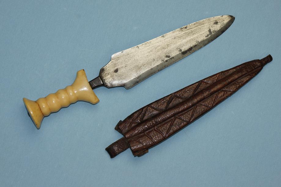 A very rare Mangbetu dagger Ivory hilted African knife Democratic Republic of the Congo www.swordsantiqueweapons.com